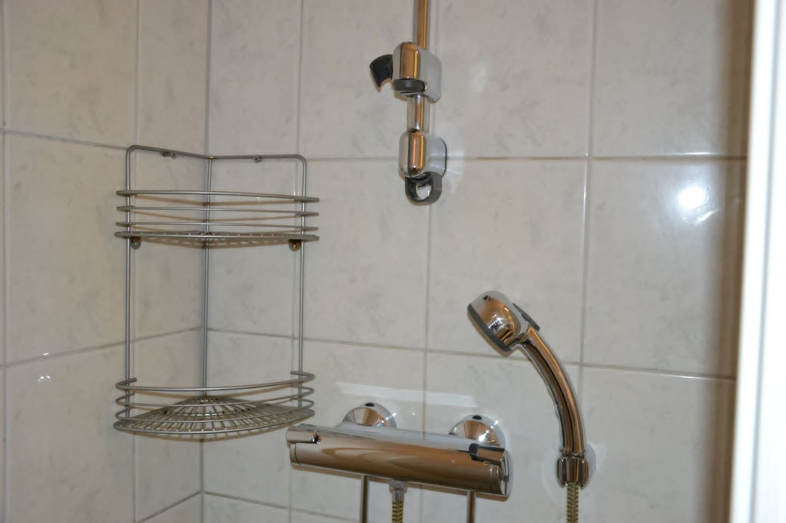 Shower fixtures and corner shelf descaled