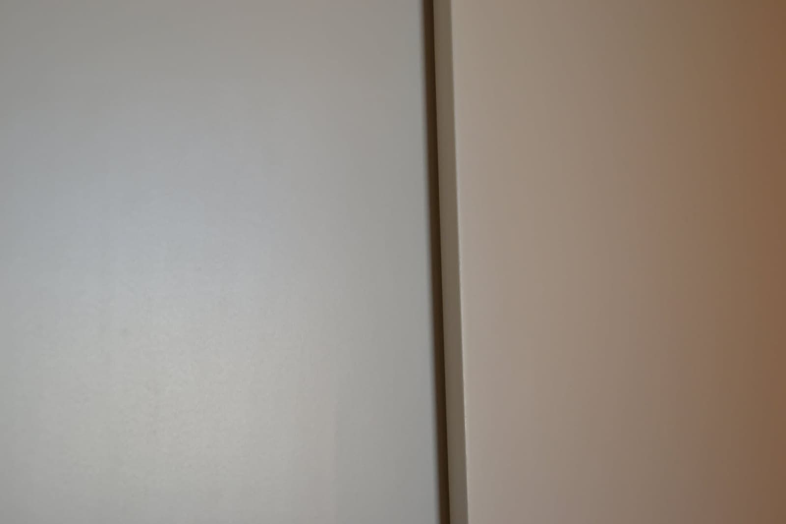Wardrobe doors, fingerprint-free